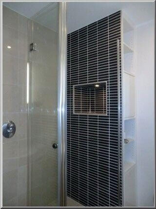 Duschbereich mit Ablagemöglichkeiten