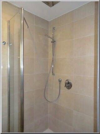 Die große Dusche verfügt u.a. über eine “Rainshower”