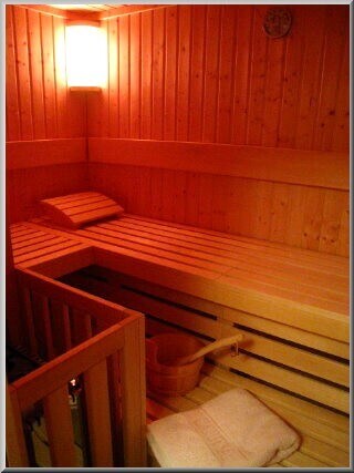 Blick in die Sauna mit zuschaltbarer Lichttherapie (wechselnde Farben)