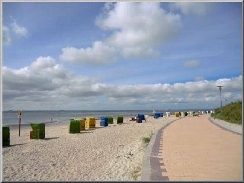 Bewachter Strand am kleinen Leuchtturm