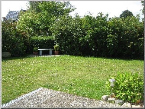 Blick von der Terrasse in den eingewachsenen Garten