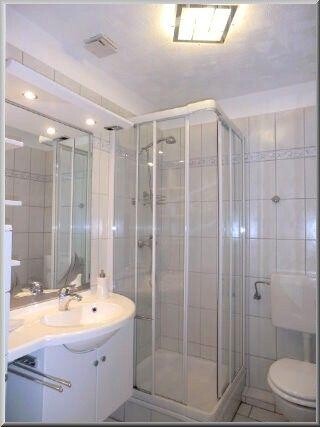 Modernes Duschbad/WC