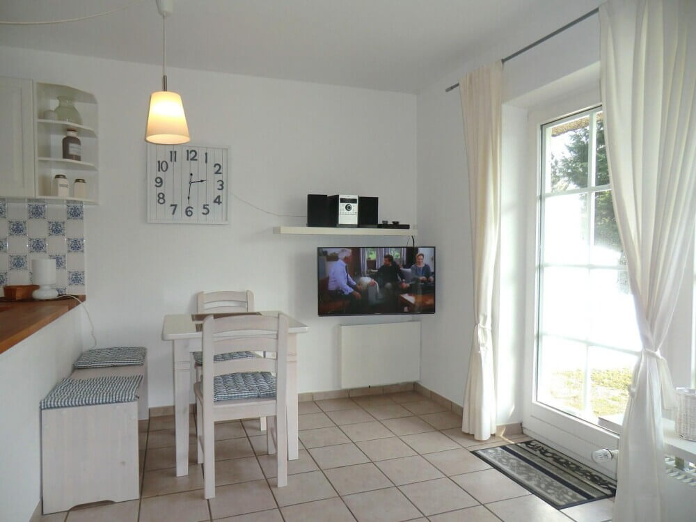 Essbereich mit Blick zum großem Flat-TV nebst Terrassenausgang