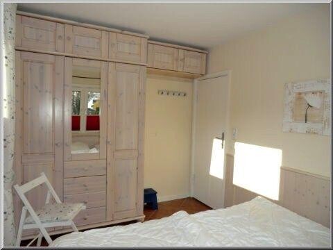Weiterer Schlafzimmerbereich mit großzügiger Schrankwand