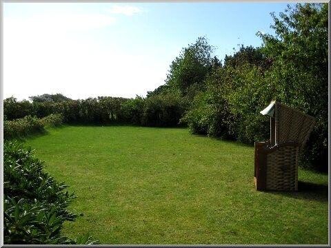 Großzügiger Südgarten mit Strandkorb und Gartenliegen