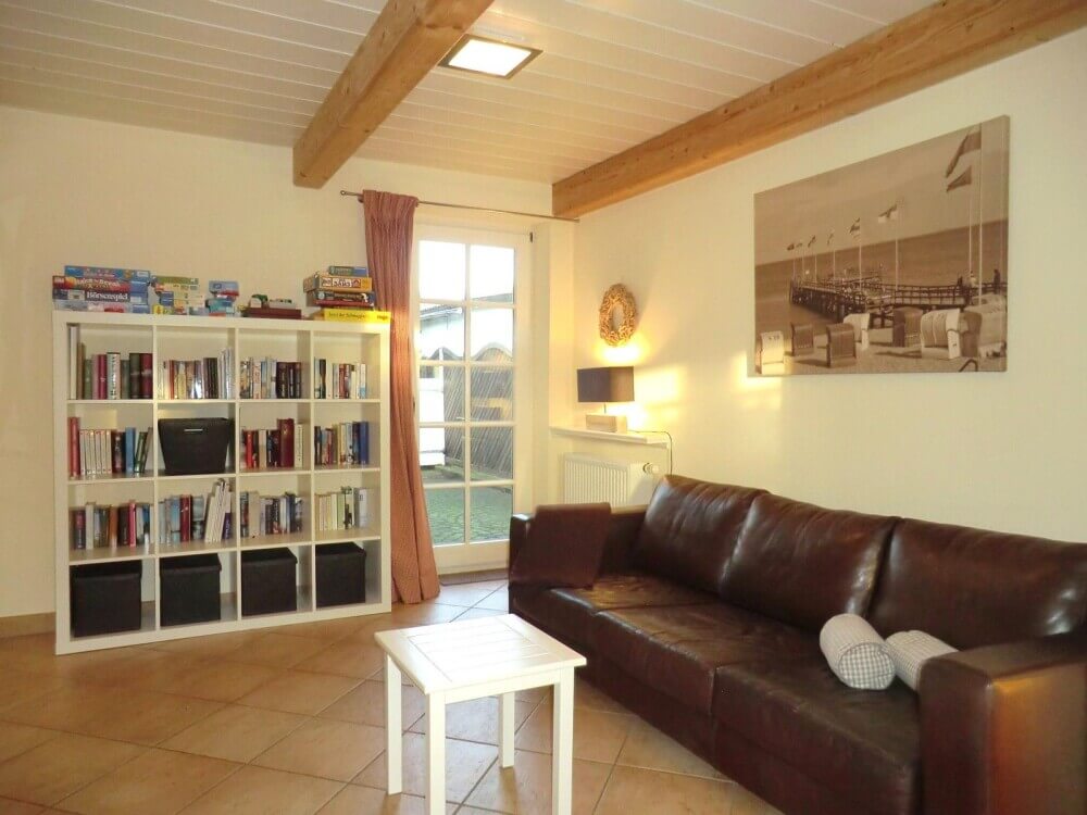 Weiterer Wohnbereich mit Büchern/Spielen und Terrassenausgang