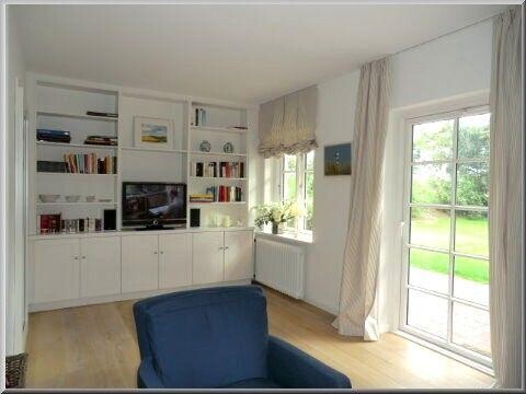 Weiterer Wohnzimmerbereich mit Flat-TV und Terrassenausgang