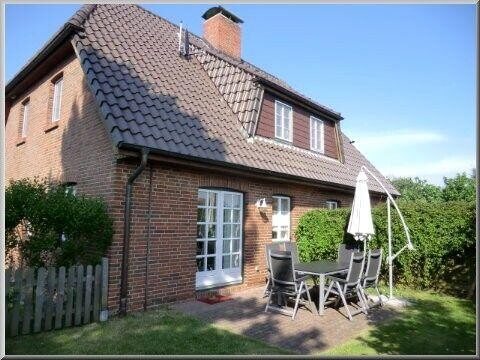 Sonnige Südterrasse mit hochwertigen Gartenmöbeln