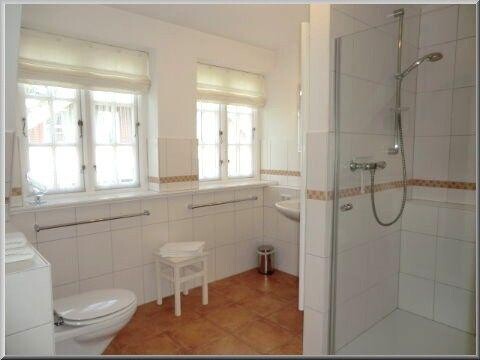 Großzügiges Duschbad/WC mit Sauna im Obergeschoss