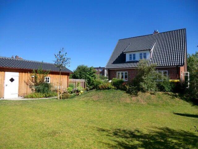 Blick über den großen Garten zur sichtgeschützten Terrasse