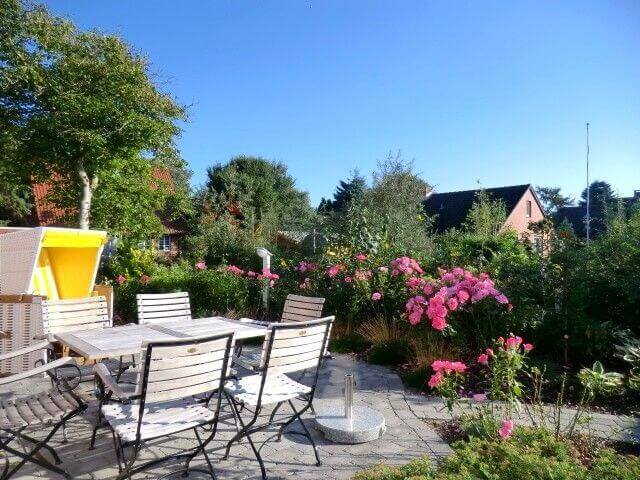 Weitere Aufnahme der rundum schön bepflanzten Terrasse