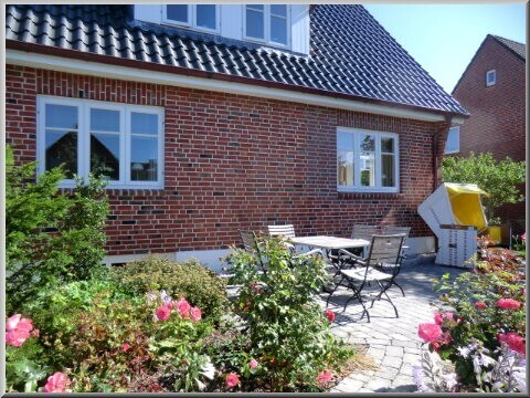 Sonnige und sichtgeschützte Terrasse mit Strandkorb