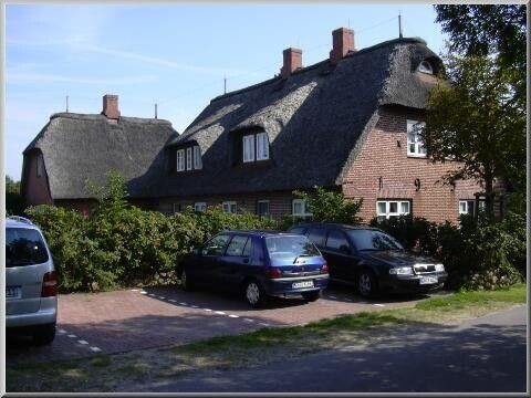 Ein Pkw-Stellplatz ist der Wohnung zugeordnet