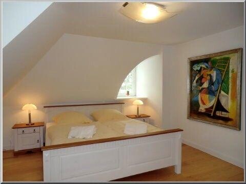 Zweites Schlafzimmer mit Doppelbett im Dachgeschoss