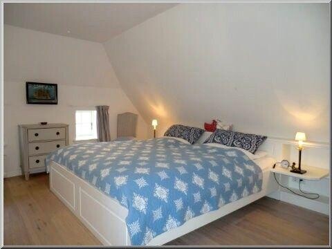 Das zweite großzügige Schlafzimmer mit Doppelbett