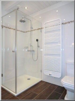 Großes Bad im Obergeschoss mit “Rainshower”