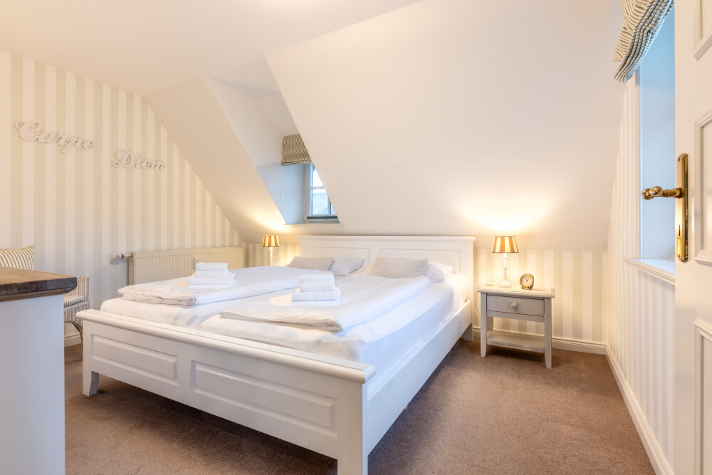 Blick in das Schlafzimmer mit Doppelbett (2*90*200)