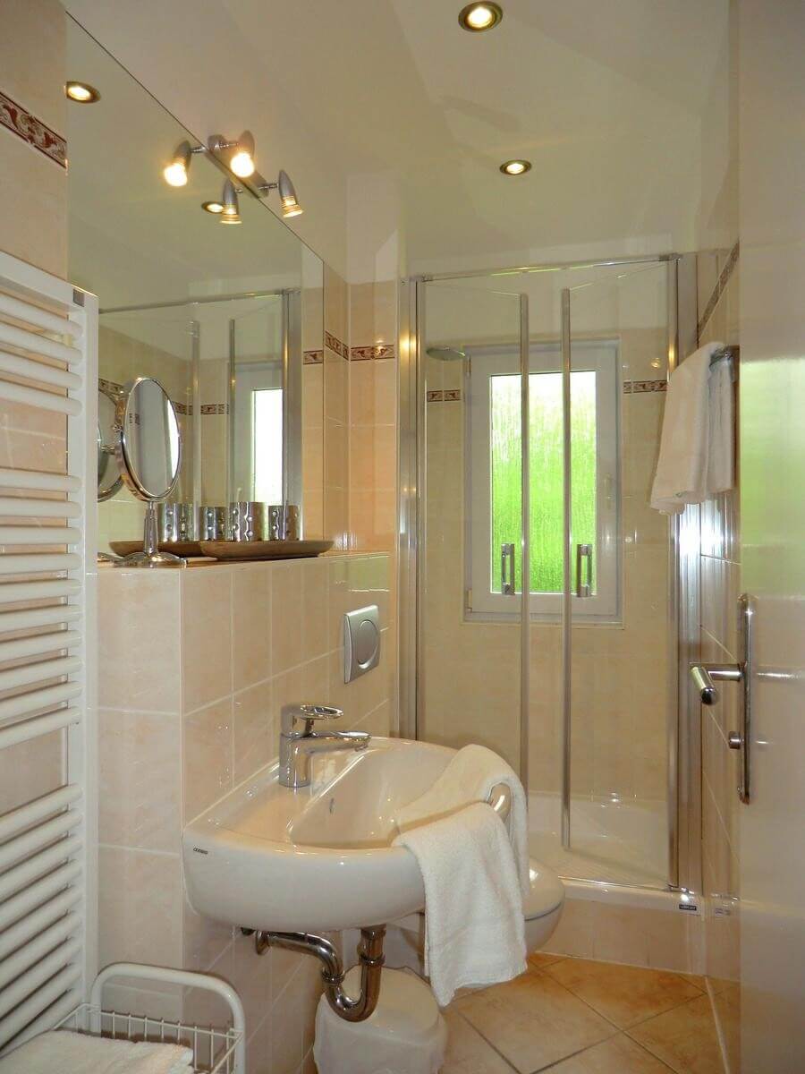Modernes Duschbad/WC mit zusätzl. Fußbodenheizung