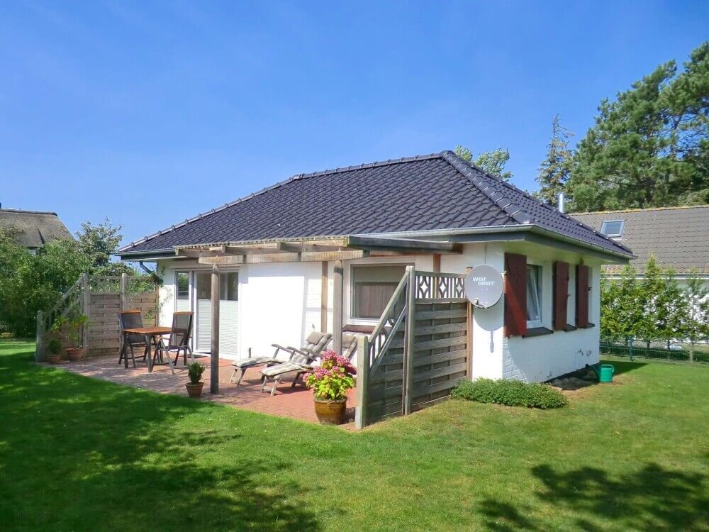 Sonnige und teilüberdachte Südterrasse u.a. mit Teakholz-Deckchairs