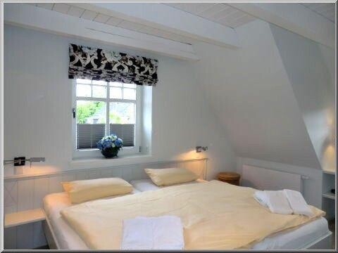 Schlafzimmer mit großem Doppelbett (2,00 x 2,00 m)