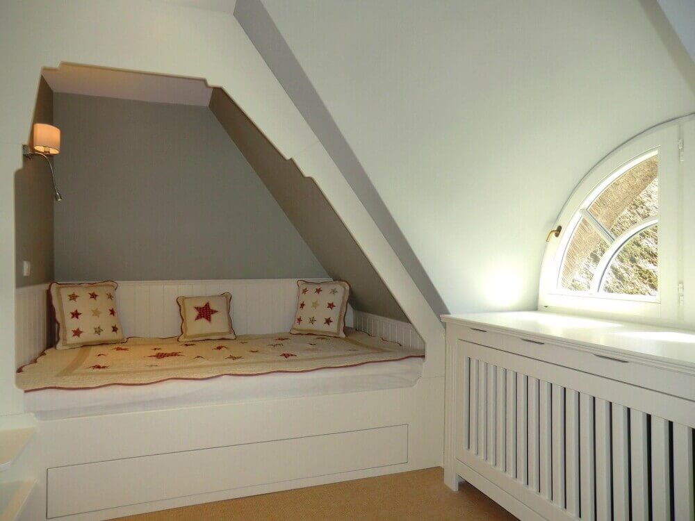 Erstes Schlafzimmer mit kuscheligem Alkovenbett (1,40 x 2,20 m)