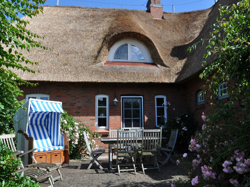 Sonnige und windgeschützte Terrasse mit Strandkorb