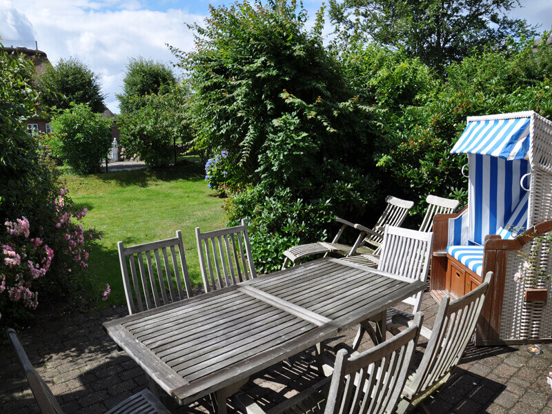 Blick von der Terrasse in den vorderen Gartenbereich