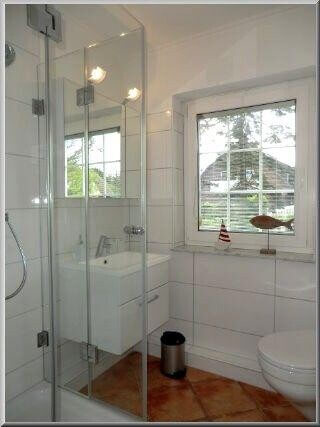 Blick in das helle Duschbad/WC mit “Rainshower”