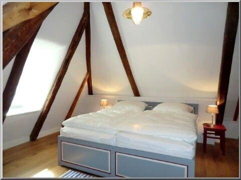 lick in das kleinere Schlafzimmer mit Doppelbett (mit weiterem TV)