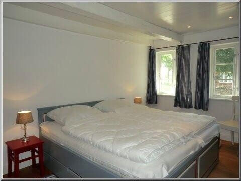 Blick in das Schlafzimmer mit Doppelbett im Erdgeschoss