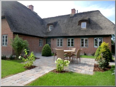 Blick über die großzügige Terrasse zum Gartenausgang