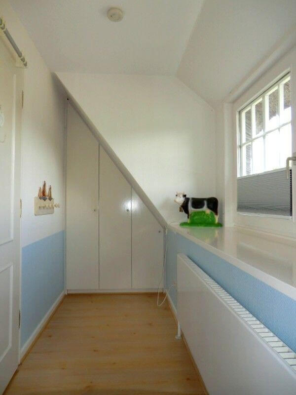 Blick in das kleinere Schlafzimmer mit Einbauschrank