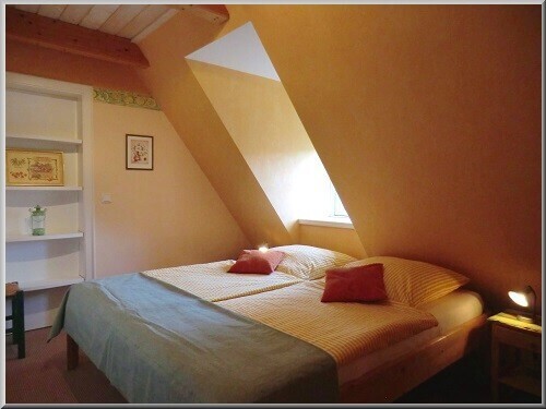 Blick in das Schlafzimmer mit Doppelbett
